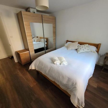 Comfortable Two Bedroom Modern Apartment Londen Buitenkant foto
