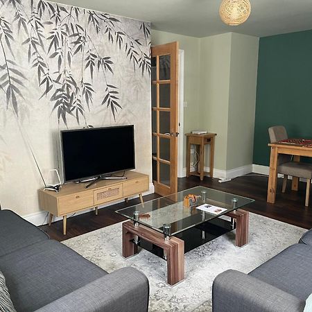 Comfortable Two Bedroom Modern Apartment Londen Buitenkant foto