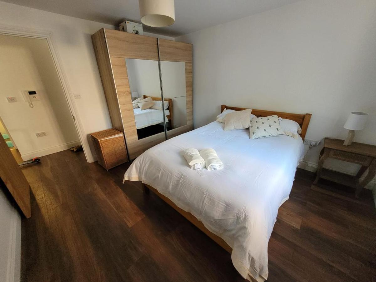 Comfortable Two Bedroom Modern Apartment Londen Buitenkant foto