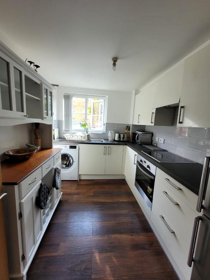Comfortable Two Bedroom Modern Apartment Londen Buitenkant foto
