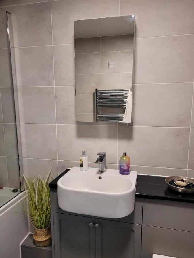 Comfortable Two Bedroom Modern Apartment Londen Buitenkant foto