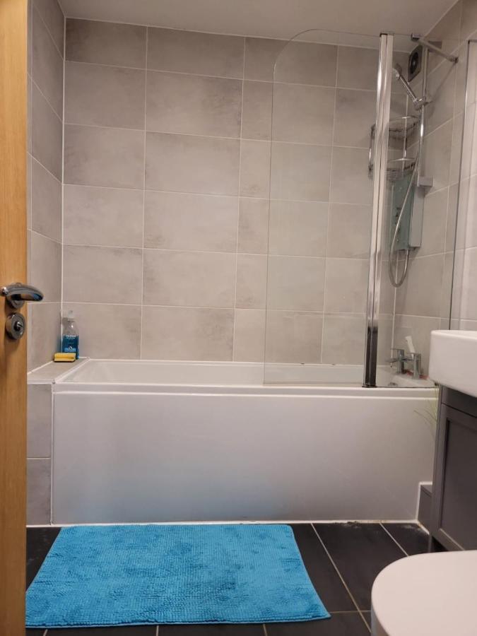 Comfortable Two Bedroom Modern Apartment Londen Buitenkant foto