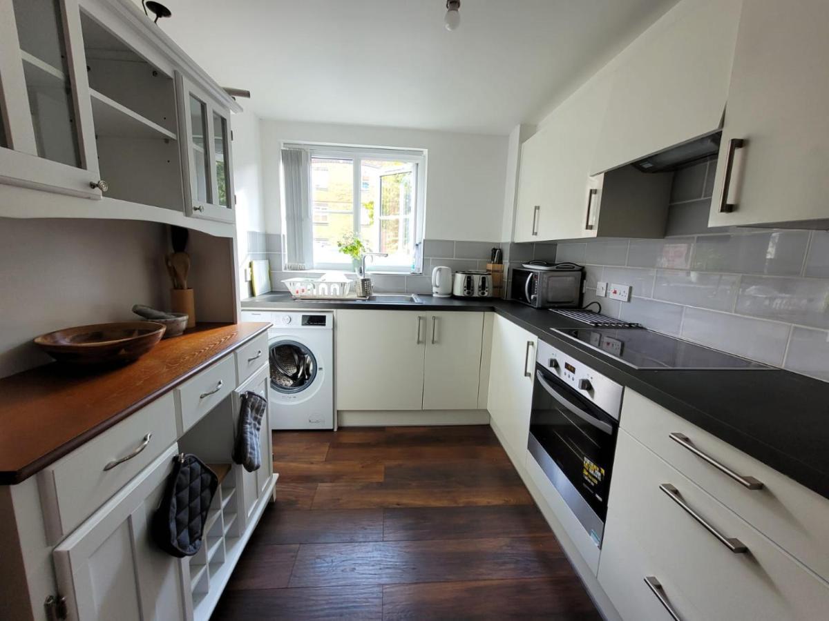 Comfortable Two Bedroom Modern Apartment Londen Buitenkant foto