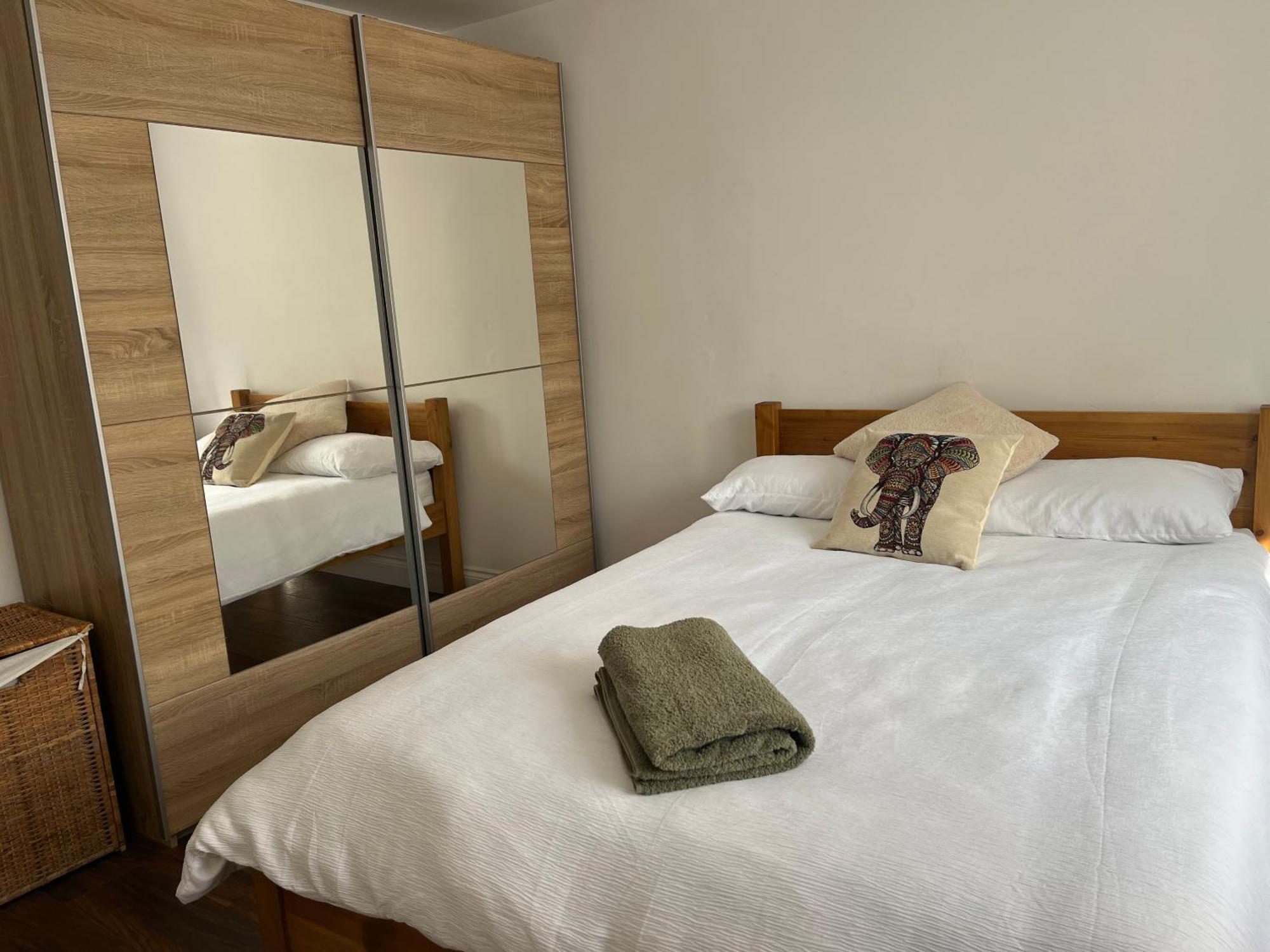 Comfortable Two Bedroom Modern Apartment Londen Buitenkant foto